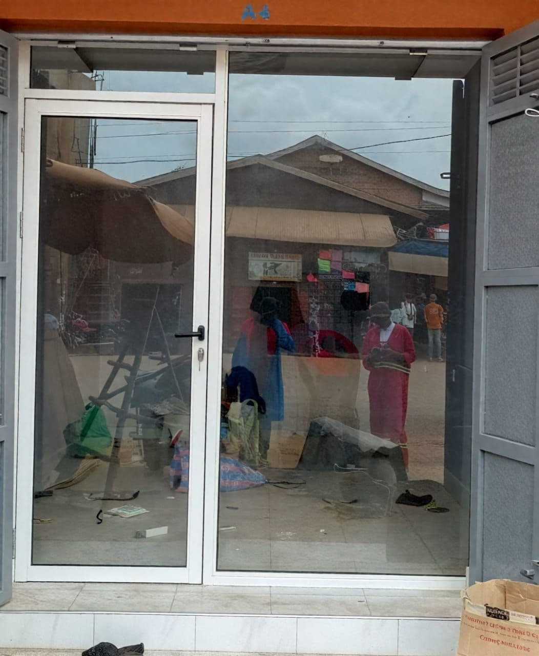 Column / Swing Doors — photo 2